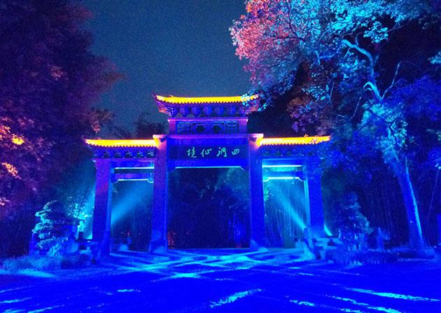 将可放置在路面上的太阳能电池板引入停车场