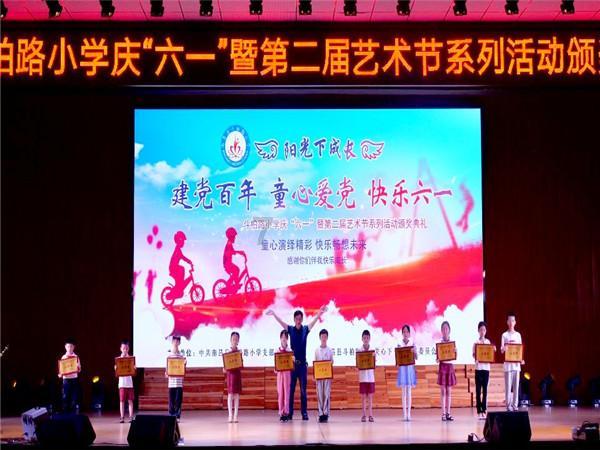 葬礼上,周润发一把抱住这个刚成为寡妇的女人,原来40年的情谊至今未断