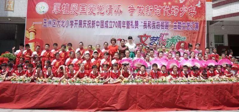 蓬安县磨子街上的乱停现象有些过分哦,社区大门口“变成停车位“